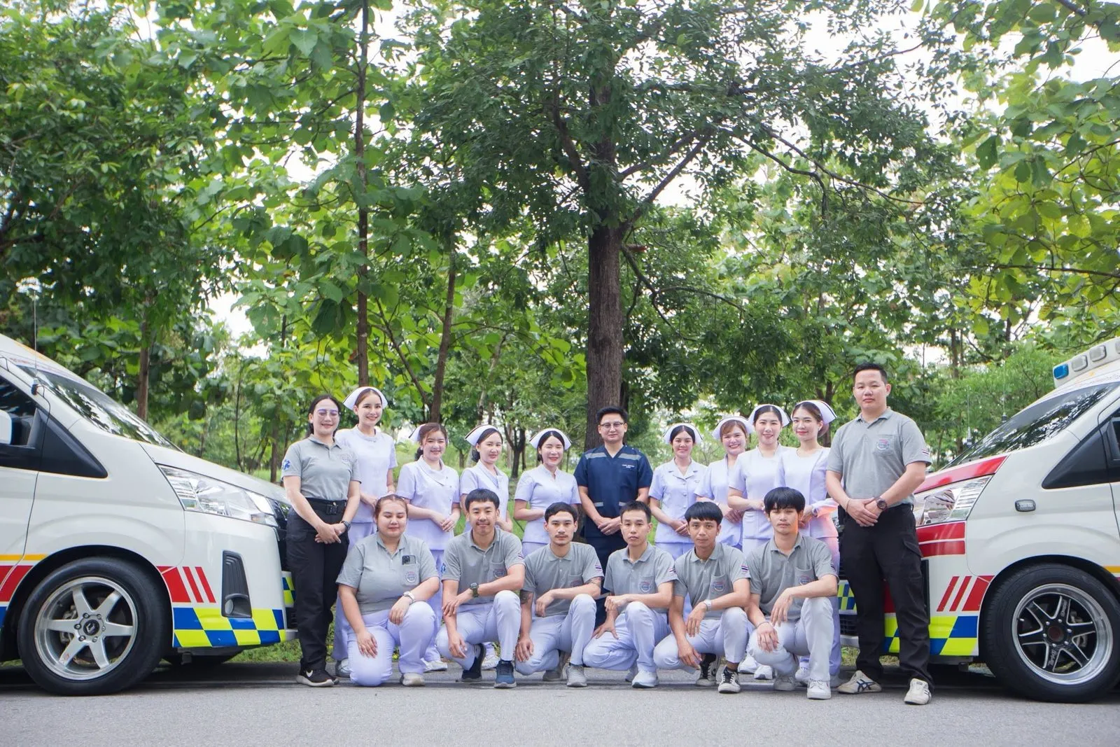 ทีมพยาบาลและเจ้าหน้าที่สยามทรานเฟอร์ เซอร์วิสยืนหน้ารถพยาบาล