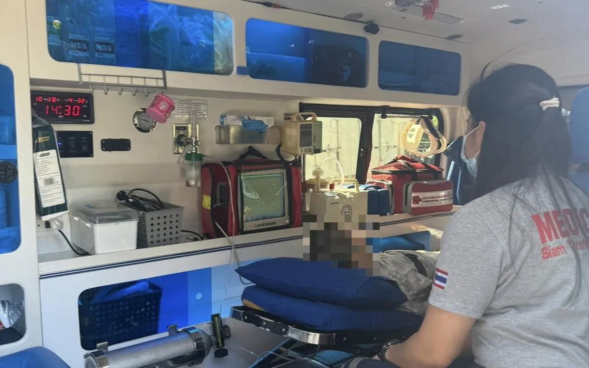 เจ้าหน้าที่นั่งดูแลผู้ป่วยบนเปลภายในรถพยาบาลที่มีเครื่องมือแพทย์ครบ