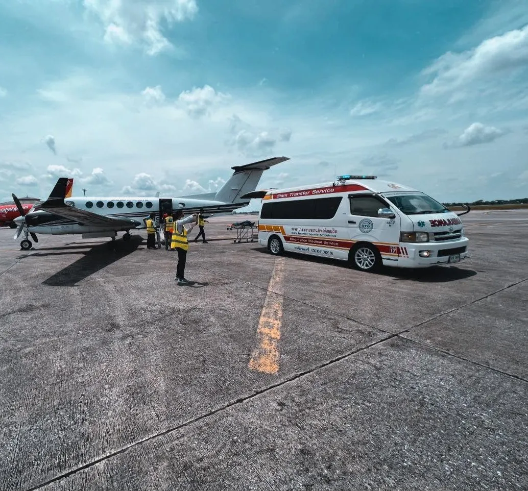 รถพยาบาลสยามทรานเฟอร์ เซอร์วิสรับส่งผู้ป่วยที่เครื่องบินพยาบาล ณ สนามบิน